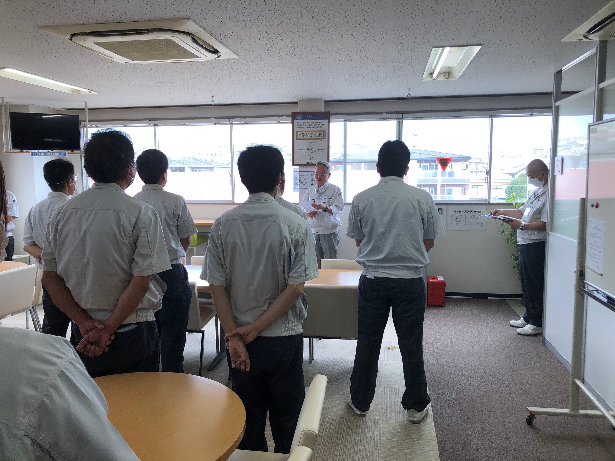 厚木ミクロ全体朝礼での上田社長スピーチの様子が写っています。